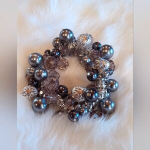 Premier Designs Bracelet Bauble On. Faux pearl glass beads. Stretch bracelet.